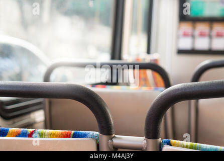 Bus de passagers ot point de vue. Assis à l'intérieur d'un coach. Concept de transport public avec happy vibe. Banque D'Images