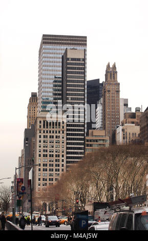 New York , New York, USA. 1 février, 2018. Vue vers le bas de la 42ème rue à midtown Manhattan sur un après-midi de semaine en hiver Banque D'Images