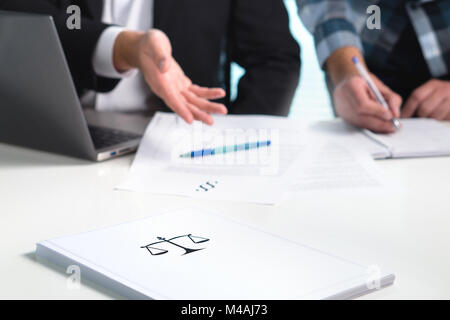 Dans l'équipe de travail en cabinet office. Les avocats de discuter et d'écrire. Les gens d'affaires ayant la réunion. Pile de papier sur la table avec l'échelle. Banque D'Images