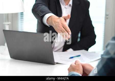 L'homme d'affaires et donner offre hand for handshake in office. Entretien d'embauche. Faire une demande de prêt en banque. Vendeur, travailleur de la banque ou d'un avocat. Banque D'Images