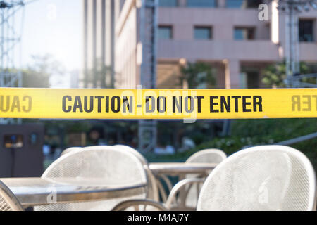 Attention, n'entrez pas de bande et ruban en ligne ville, terrasse extérieure, un restaurant ou un bâtiment. La construction ou la scène du crime avec un texte d'avertissement. Forbidde Banque D'Images