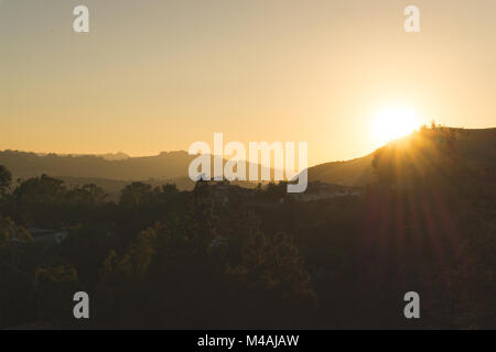 Heure d'or paysage coucher de soleil vue sur les collines. Banque D'Images
