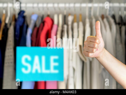 Heureux et satisfaits customer giving Thumbs up dans un magasin de vêtements pour un bon service ou produit de grande qualité. Banque D'Images