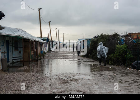 'Streets" de Calais & inmigrant réfugiés soi-disant camp de la jungle après deux jours de pluie intense. Piscines et de boue sont tous sur la place. Banque D'Images