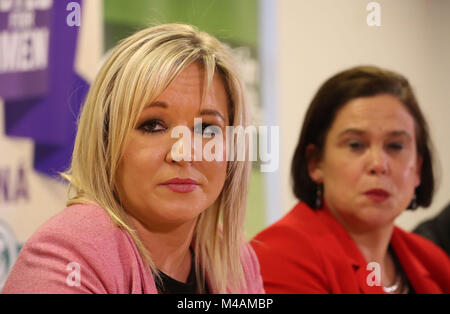 Vice-président du Sinn Fein Michelle O'Neill (à gauche) et le président du Sinn Fein Mary Lou McDonald lors d'une conférence de presse au Parlement de Stormont à Belfast. Banque D'Images