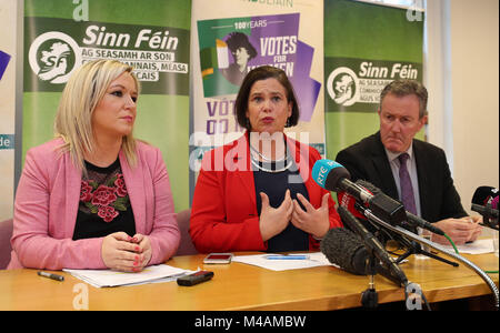 Vice-président du Sinn Fein Michelle O'Neill (à gauche) et le président du Sinn Fein Mary Lou McDonald (centre) et Conor Murphy lors d'une conférence de presse au Parlement de Stormont à Belfast. Banque D'Images