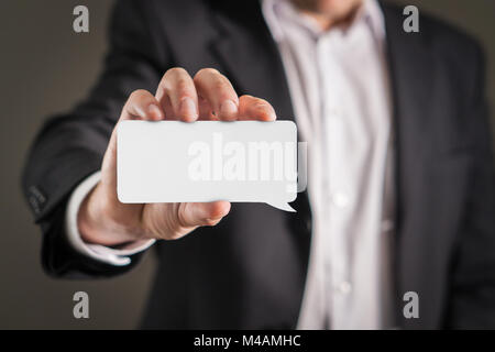 Business man holding empty white business card. Banque D'Images