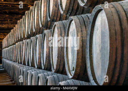 Beaucoup de tonneaux de vin de Porto à Vila Nova de Gaia, Portugal Banque D'Images