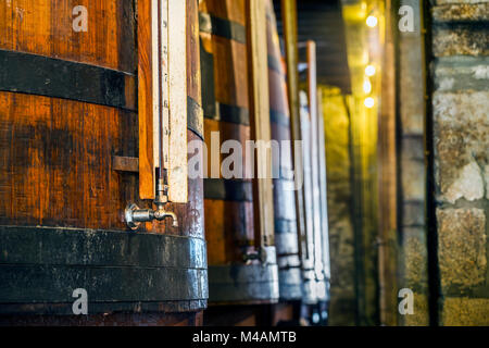 Beaucoup de tonneaux de vin de Porto à Vila Nova de Gaia, Portugal Banque D'Images