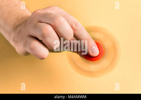 Fidget spinner spinning vite entre les doigts. Vue d'en haut. Banque D'Images