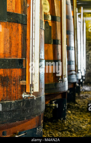 Beaucoup de tonneaux de vin de Porto à Vila Nova de Gaia, Portugal Banque D'Images