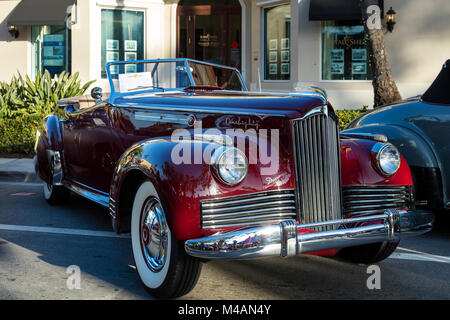 Maroon 1942 Packard 'Darrin" sur l'affichage à l 'Cars sur 5th' autoshow, Naples, Florida, USA Banque D'Images