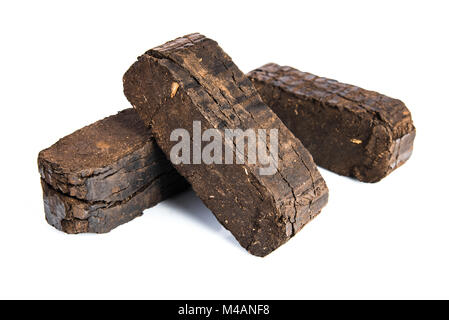 Briquettes de tourbe isolé sur fond blanc, les carburants, les matières premières Banque D'Images