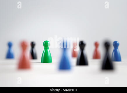 Beaucoup de jeu de pions sur le tableau, selective focus sur le vert. Être brave, soyez vous-même et de l'originalité. La diversité et la tolérance. Banque D'Images