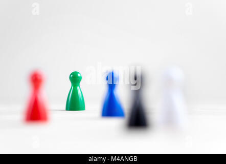 Beaucoup de jeu de pions sur le tableau, selective focus sur le vert. Être brave, soyez vous-même et de l'originalité. La diversité et la tolérance. Banque D'Images