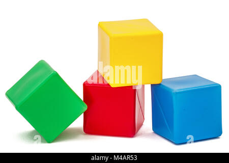 Pour les enfants de couleur vive les cubes, isolé sur fond blanc Banque D'Images