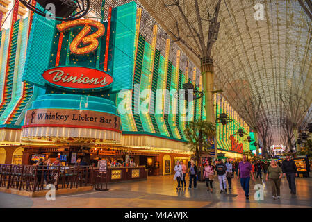 Fremont Street avec de nombreux touristes et les néons de Las Vegas Banque D'Images
