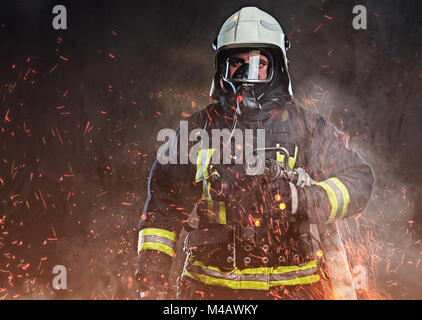 Un pompier vêtu d'un uniforme dans un studio. Banque D'Images