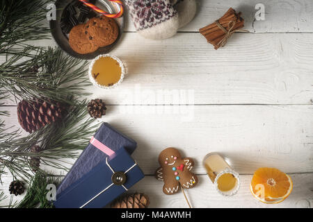 Noël encore la vie sur la vue de dessus de table en bois blanc Banque D'Images
