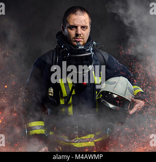 Un pompier vêtu d'un uniforme dans un studio. Banque D'Images