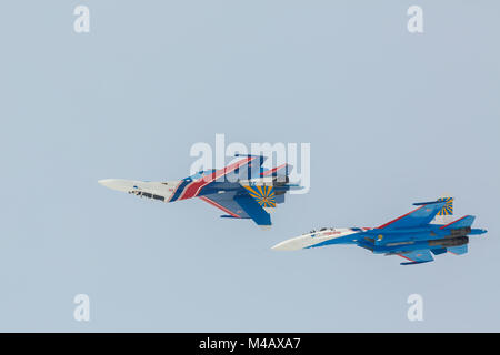 Fighter Sukhoi Su-27 montrent à un meeting aérien voltige Chevaliers russes. Banque D'Images