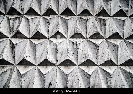 Carreaux de mosaïque noir et gris disposés dans un modèle de cube géométrique. Banque D'Images