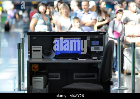 Les passagers au départ dans la file d'en face d'Boryispol Airport Express Service à la clientèle. 21 juillet, 2017. L'Ukraine, Boryspol Banque D'Images
