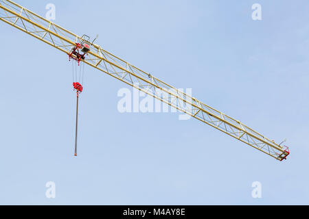 Tour grue flèche contre un ciel bleu, Royaume-Uni Banque D'Images