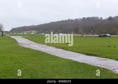 La Tamise et Runnymede meadow / plaine inondable sur un linge humide froid hiver hivers gris / jour, avec sentier boueux / chemin de pied. Runnymede, Surrey. UK. Banque D'Images