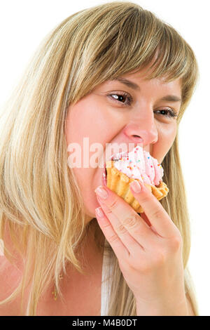 Grosse femme mange un gâteau à la crème Banque D'Images