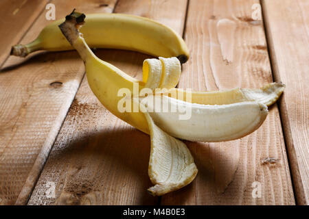 Pelés banana sur une table rustique closeup Banque D'Images