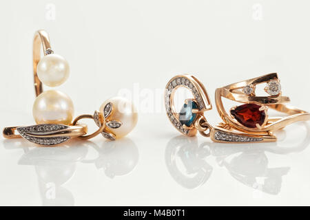 Bijoux en or dans la douce lumière du matin Banque D'Images