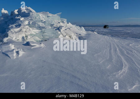 UAZ-452 près de monticules de glace couverte de neige du lac Baikal Banque D'Images