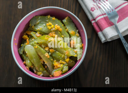 Concombres marinés avec des carottes et des épices. Banque D'Images