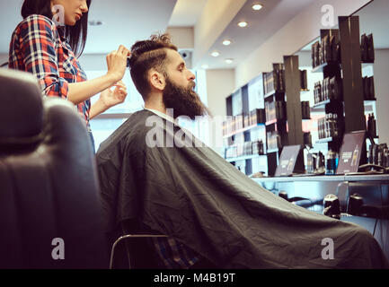 Beau barbu dans le barbershop. Banque D'Images