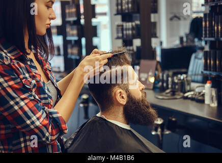 Beau barbu dans le barbershop. Banque D'Images