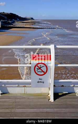 Attention pas de signe de plongée sur jetée de Cromer, North Norfolk, Angleterre Banque D'Images