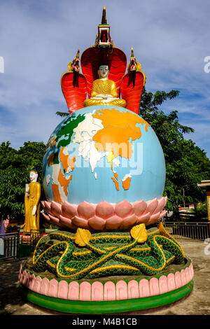 La sculpture de Bouddha, protégé par un serpent, assis sur le monde en haut de la colline de Sagaing Banque D'Images