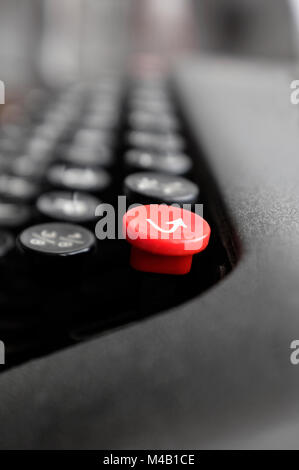 Retour sur la touche rouge de style traditionnel ancien clavier de machine à écrire Banque D'Images