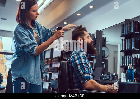 Beau barbu dans le barbershop. Banque D'Images