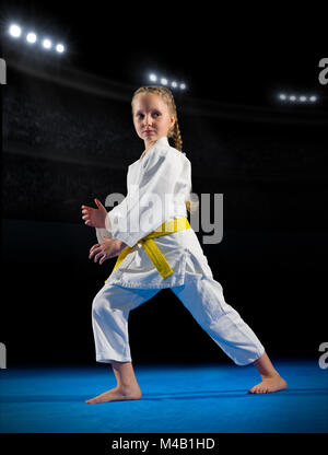 Petite fille en pratiquant de combat sports hall Banque D'Images