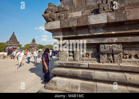 Sculptures sur pierre sur une base de la tour. Temple Hindou de Prambanan, composé de la région spéciale de Yogyakarta, Java, Indonésie. Banque D'Images