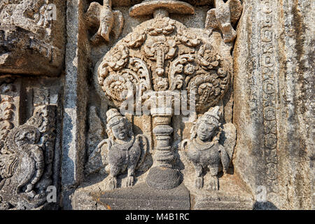 Sculptures sur pierre sur la base du temple. Temple Hindou de Prambanan, composé de la région spéciale de Yogyakarta, Java, Indonésie. Banque D'Images