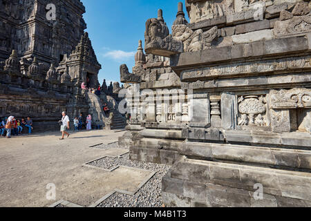 Sculptures sur pierre sur la base du temple. Temple Hindou de Prambanan, composé de la région spéciale de Yogyakarta, Java, Indonésie. Banque D'Images