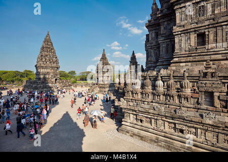 Les touristes au temple hindou de Prambanan composé. La région spéciale de Yogyakarta, Java, Indonésie. Banque D'Images