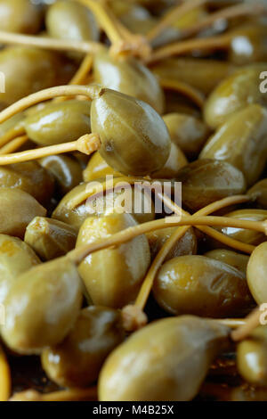 Petits fruits marinés caper . Fruits comestibles de Capparis . Les baies sont utilisées comme garniture. Banque D'Images