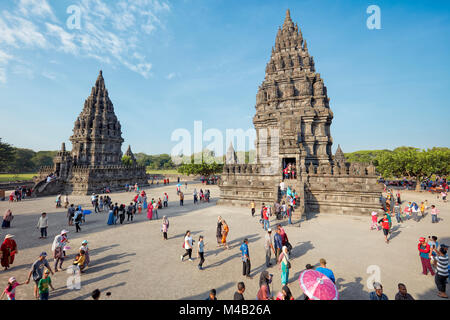 Les touristes au temple hindou de Prambanan composé. La région spéciale de Yogyakarta, Java, Indonésie. Banque D'Images