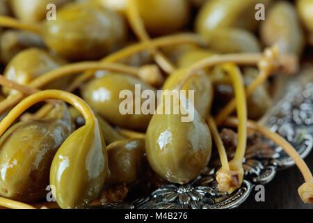 Petits fruits marinés caper . Fruits comestibles de Capparis . Les baies sont utilisées comme garniture. Banque D'Images