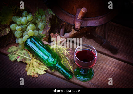 Vin rouge,vin,feuilles de raisin et le vin fiole à l'avant du tonneau de vin Banque D'Images