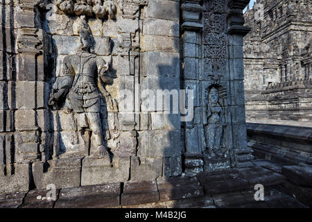 Droit du Boddhisattva sur un mur de temple Sewu Temple Bouddhiste composé. La région spéciale de Yogyakarta, Java, Indonésie. Banque D'Images